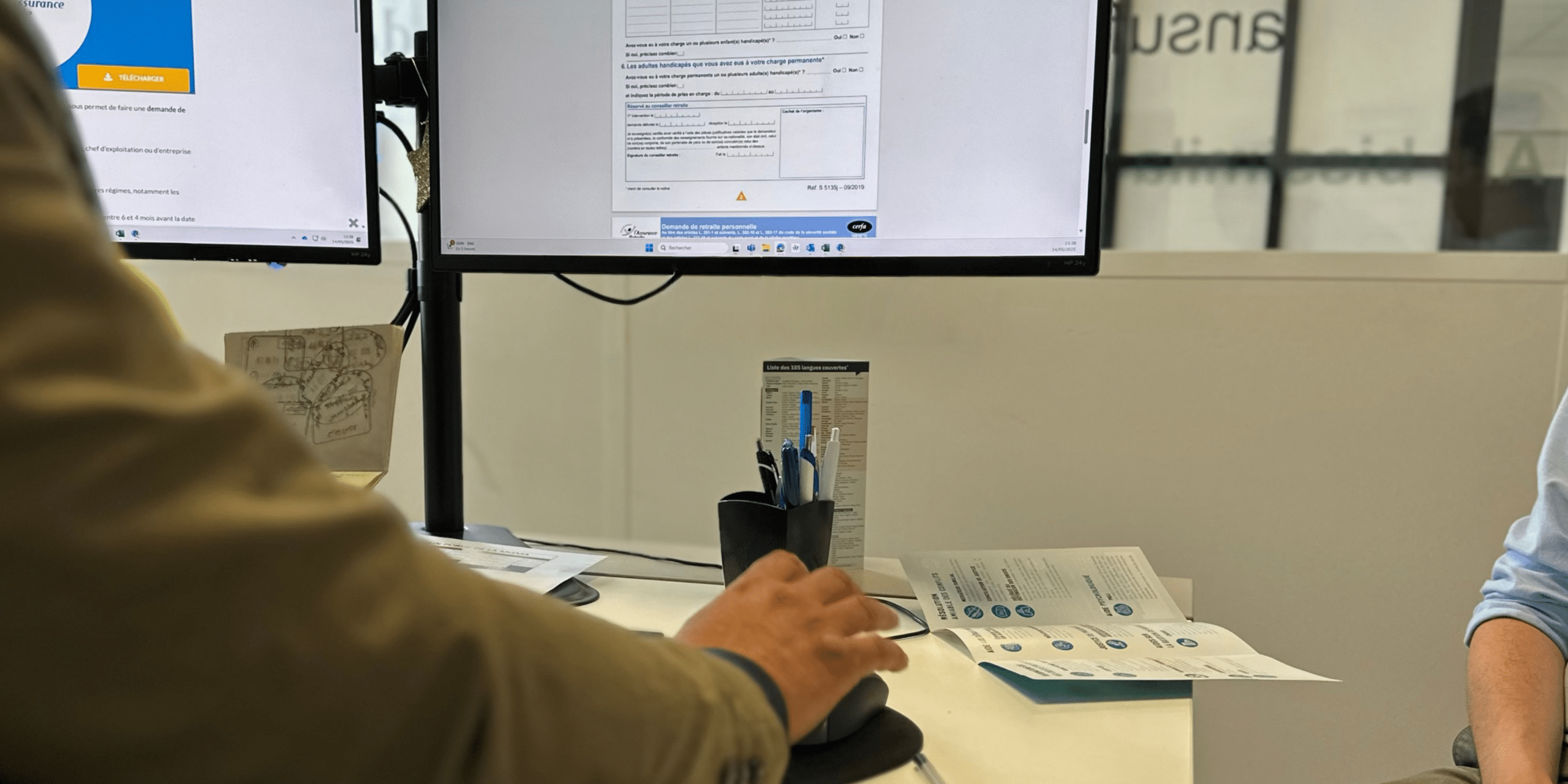 Visuel article blog écrivain public fracture numérique dématérialisation services publics ISM Interprétariat 122025